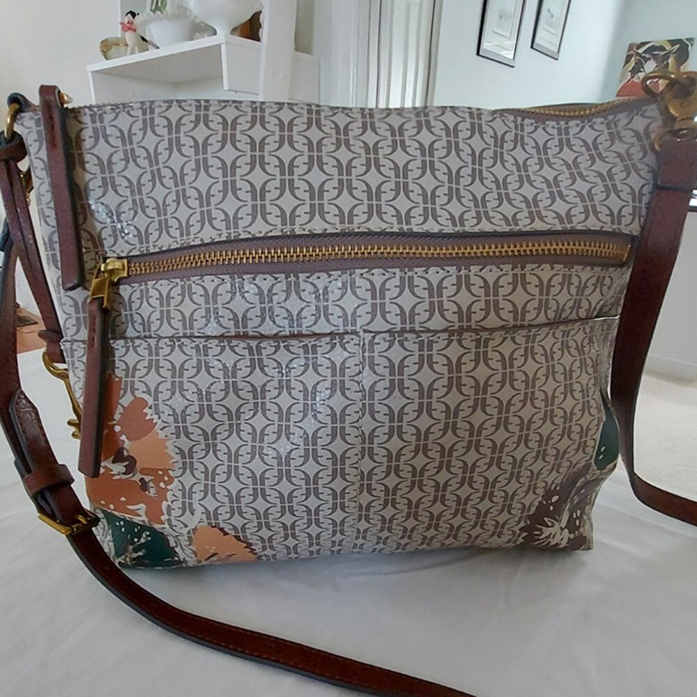 Fossil Beige Crossbody bag with Fossil logo print and flowers